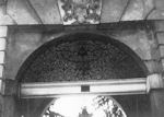 Grne okno z krat w bramie wjazdowej - zdjcie sprzed 1945 roku